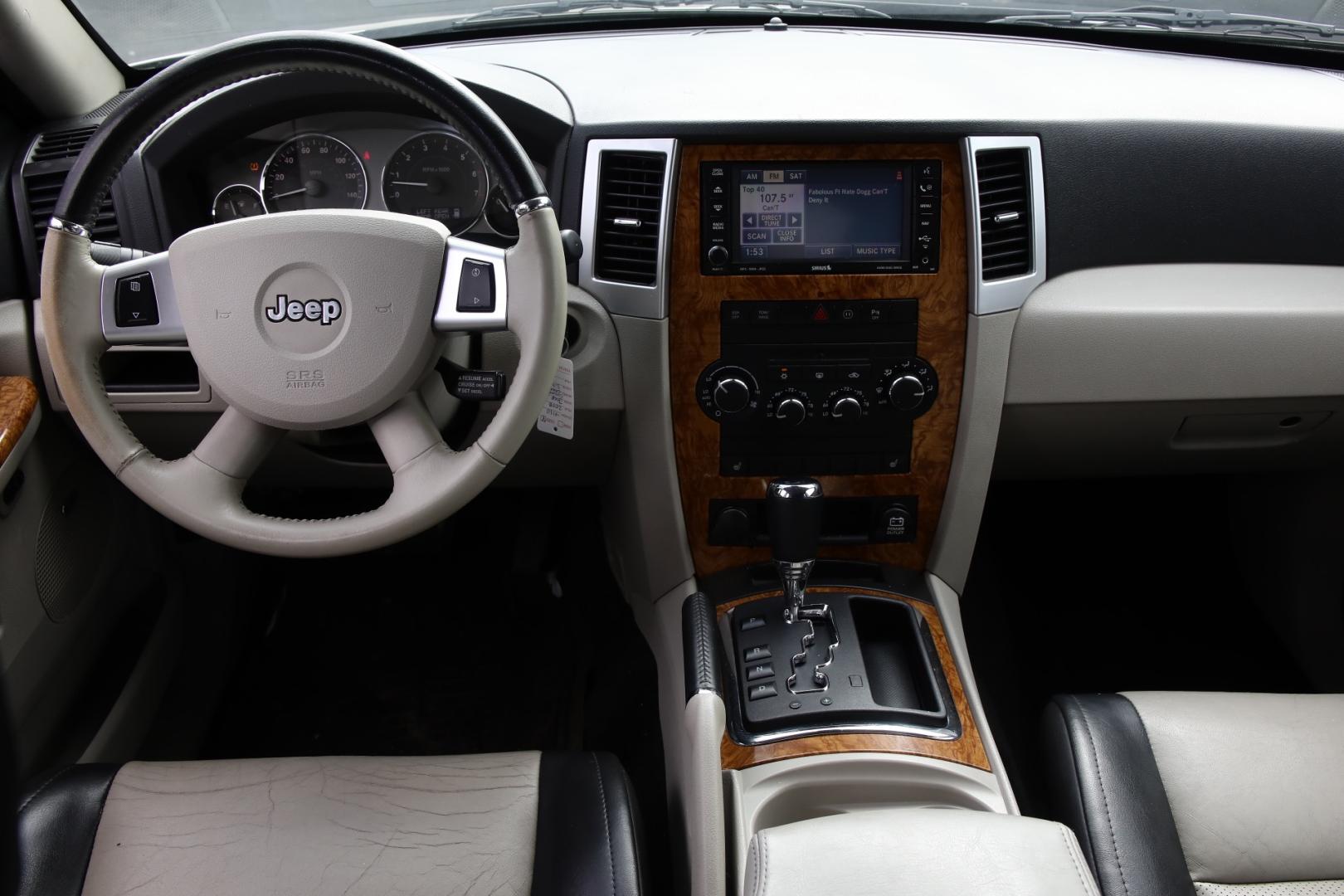 2008 SILVER JEEP GRAND CHEROKEE Limited 2WD (1J8HS58268C) with an 5.7L V8 OHV 16V engine, 5-SPEED AUTOMATIC transmission, located at 420 E. Kingsbury St., Seguin, TX, 78155, (830) 401-0495, 29.581060, -97.961647 - Photo#12